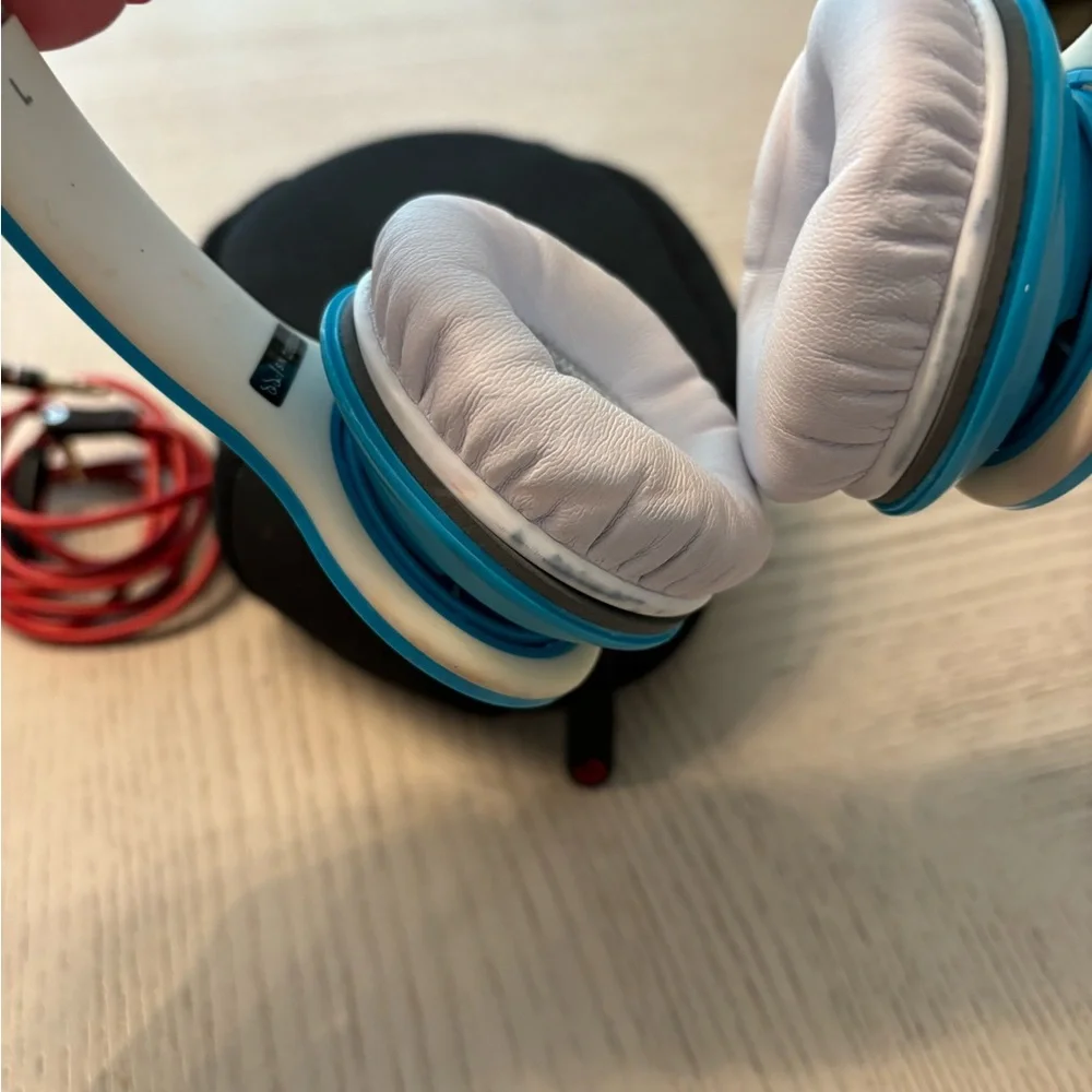 Beats by Dr. Dre Turquoise headset and case. - Picture 4 of 7